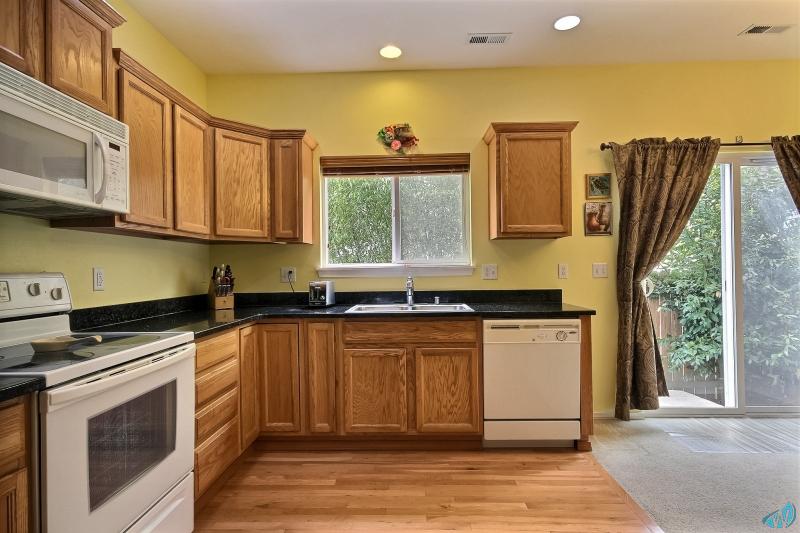 exposio_05_kitchen_04_1221_142nd_st_s.jpg